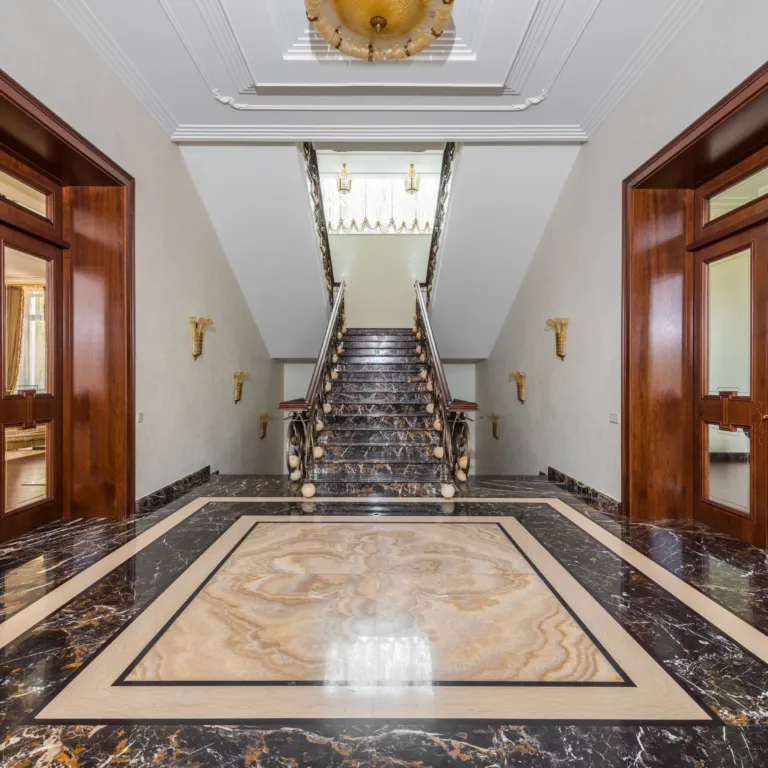 Marmo in condominio: chi paga il restauro delle parti comuni