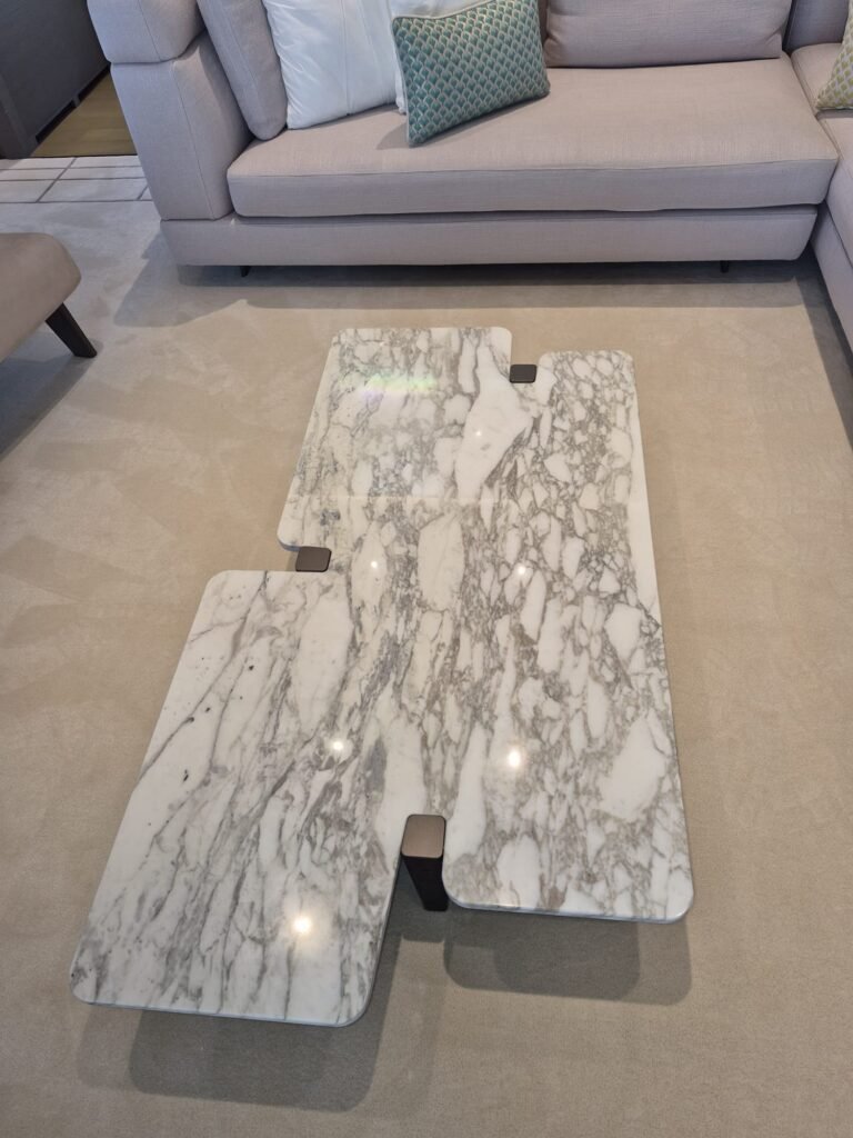 Table in crystallised marble